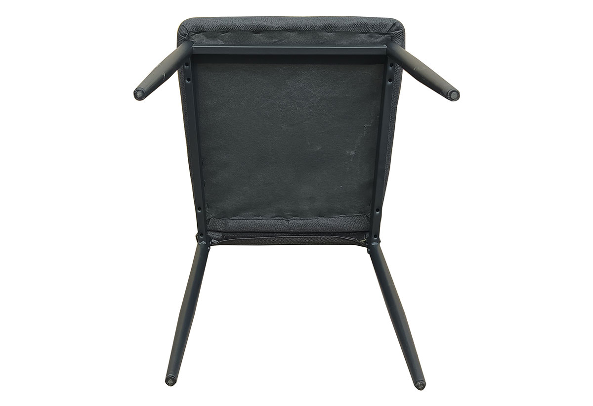 Η στιβαρή κατασκευή της καρέκλας μαζί με τα μεταλλικά ποδαράκια της.